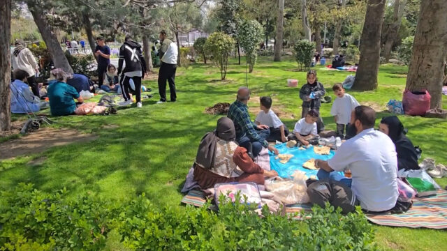 Iranianos celebram o Ano Novo em parques, apesar dos ataques contínuos
