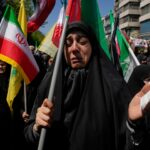 Iranianos manifestam-se em todo o país para homenagear o falecido líder Ali Khamenei