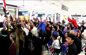 Qualificação para a Copa do Mundo dá ao técnico do Iraque, Arnold, boas-vindas de herói em Sydney Iraquianos dão as boas-vindas ao técnico após retorno histórico da Copa do Mundo