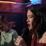 Isa Briones, estrela de ‘The Pitt’, adora que Santos tenha convidado Mel para ir ao karaokê: “Acho que ela sabe que não deveria ficar sozinha”