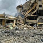 Pessoas se reúnem no local de um ataque israelense que teve como alvo um apartamento na cidade de Ain Saadeh, a leste de Beirute, em 5 de abril de 2026.