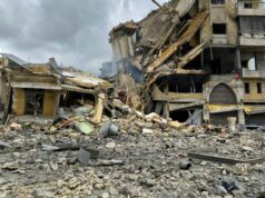 Israel destrói cidades do sul do Líbano e atinge áreas “seguras” ao redor de Beirute Pessoas se reúnem no local de um ataque israelense que teve como alvo um apartamento na cidade de Ain Saadeh, a leste de Beirute, em 5 de abril de 2026.