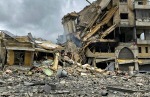 Israel destrói cidades do sul do Líbano e atinge áreas “seguras” ao redor de Beirute Pessoas se reúnem no local de um ataque israelense que teve como alvo um apartamento na cidade de Ain Saadeh, a leste de Beirute, em 5 de abril de 2026.