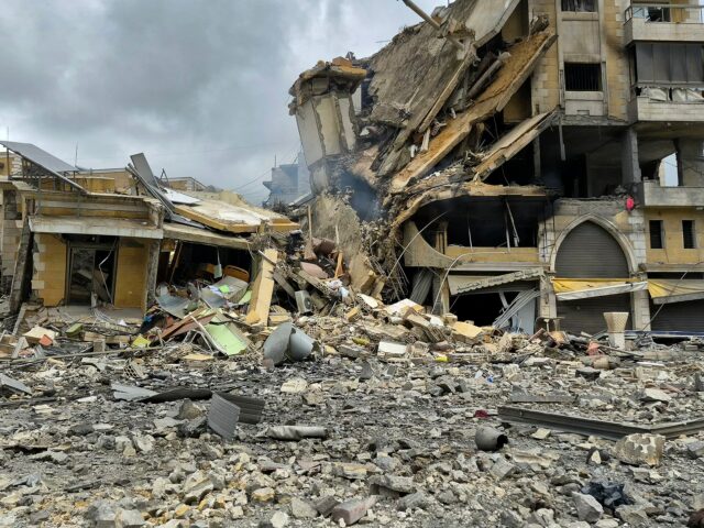 Pessoas se reúnem no local de um ataque israelense que teve como alvo um apartamento na cidade de Ain Saadeh, a leste de Beirute, em 5 de abril de 2026.