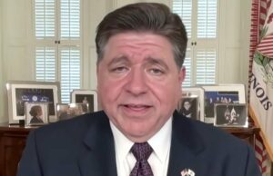 JB Pritzker insiste que a nova acusação de James Comey do DOJ será rejeitada: ‘Estamos falando sobre conchas’ | Vídeo Stephen Colbert fala durante a cerimônia do 2026 Writers Guild Awards em Nova York no Edison Ballroom em 8 de março de 2026 na cidade de Nova York. (Jamie McCarthy/Getty Images para Writers Guild of America East)