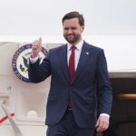 O vice-presidente JD Vance desembarcou no Paquistão para o maior teste da sua carreira política, liderando a delegação dos EUA nas conversações de paz com o Irão.