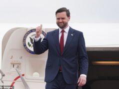 JD Vance chega ao Paquistão enquanto as negociações de paz estão em equilíbrio O vice-presidente JD Vance desembarcou no Paquistão para o maior teste da sua carreira política, liderando a delegação dos EUA nas conversações de paz com o Irão.