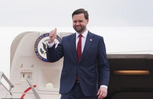 JD Vance chega ao Paquistão enquanto as negociações de paz estão em equilíbrio O vice-presidente JD Vance desembarcou no Paquistão para o maior teste da sua carreira política, liderando a delegação dos EUA nas conversações de paz com o Irão.