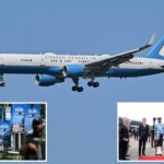 O vice-presidente dos EUA, JD Vance, caminha com Jared Kushner e Steve Witkoff após chegar a Islamabad, no Paquistão.