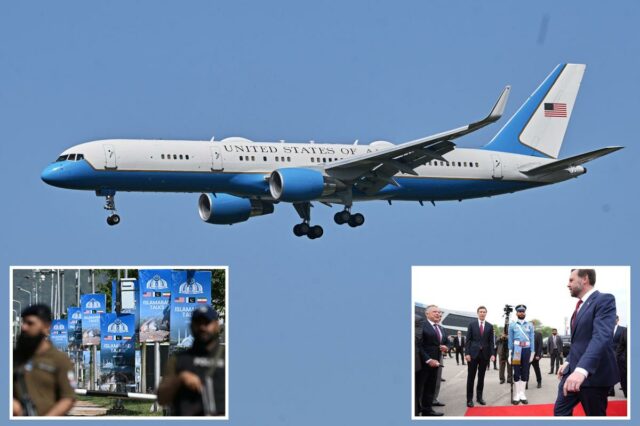 O vice-presidente dos EUA, JD Vance, caminha com Jared Kushner e Steve Witkoff após chegar a Islamabad, no Paquistão.