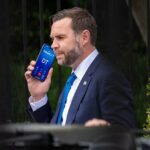 JD Vance aparentemente ao telefone com o presidente em Washington, DC, na sexta-feira, quando soube que ele não viajaria ao Paquistão para negociações de paz