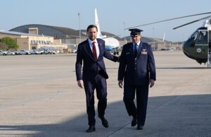 JD Vance enfrenta o maior teste de sua carreira enquanto lidera as negociações de Trump com o Irã… mas especialistas alertam que ‘erro estratégico’ pode destruir toda a missão de paz O mundo encontra-se numa encruzilhada assustadora enquanto as autoridades americanas e iranianas, incluindo JD Vance, se preparam para se sentarem frente a frente nas negociações diretas de mais alto nível entre os dois países desde a Revolução Islâmica de 1979.