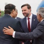 O vice-presidente JD Vance aperta a mão de autoridades do Paquistão após chegar a Islamabad, Paquistão, para conversações com negociadores iranianos em 11 de abril de 2026.
