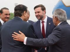 JD Vance entra em negociações de paz de alto risco com autoridades iranianas no Paquistão O vice-presidente JD Vance aperta a mão de autoridades do Paquistão após chegar a Islamabad, Paquistão, para conversações com negociadores iranianos em 11 de abril de 2026.