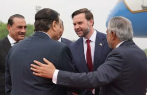JD Vance entra em negociações de paz de alto risco com autoridades iranianas no Paquistão O vice-presidente JD Vance aperta a mão de autoridades do Paquistão após chegar a Islamabad, Paquistão, para conversações com negociadores iranianos em 11 de abril de 2026.