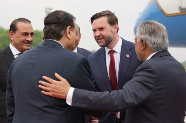 O vice-presidente JD Vance aperta a mão de autoridades do Paquistão após chegar a Islamabad, Paquistão, para conversações com negociadores iranianos em 11 de abril de 2026.