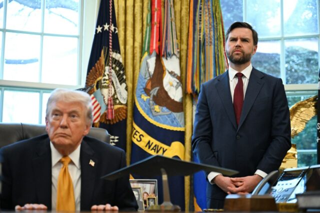 JD Vance reage ao AI Jesus Post de Trump e Trump posted a picture (left) appearing to depict him as Jesus on Truth Social. On Sunday, he returned to the White House (right) after attending a UFC event in Miami