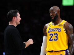 JJ Redick, do Lakers, aborda o papel de Lebron James em meio à lesão de Luka Doncic Lakers coach JJ Redick speaks to star player LeBron James at Heat game