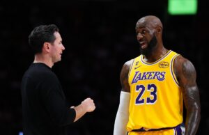 JJ Redick, do Lakers, aborda o papel de Lebron James em meio à lesão de Luka Doncic Lakers coach JJ Redick speaks to star player LeBron James at Heat game