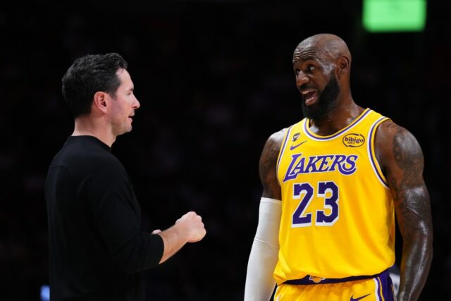 JJ Redick, do Lakers, aborda o papel de Lebron James Lakers coach JJ Redick speaks to star player LeBron James at Heat game