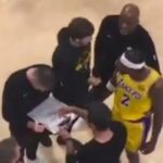 Jarred Vanderbilt, do Lakers, entrou no grupo de treinadores e apareceu animado para tentar falar com Redick, que estava usando o quadro branco com o assistente técnico Greg St. Jean.