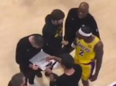 JJ Redick, do Lakers, diz que a troca verbal com Jarred Vanderbilt não foi “nada pessoal” Jarred Vanderbilt, do Lakers, entrou no grupo de treinadores e apareceu animado para tentar falar com Redick, que estava usando o quadro branco com o assistente técnico Greg St. Jean.