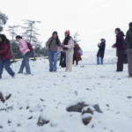 JK: Nova nevasca em Guldanda em Bhaderwah atrai milhares de turistas