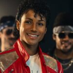 Michael Jackson se apresentando no palco durante a Jackson 5 Victory Tour e Jaafar Jackson em