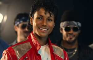 Jaafar Jackson incorpora Michael Jackson em ‘Michael’. Mas ele canta no filme? Michael Jackson se apresentando no palco durante a Jackson 5 Victory Tour e Jaafar Jackson em