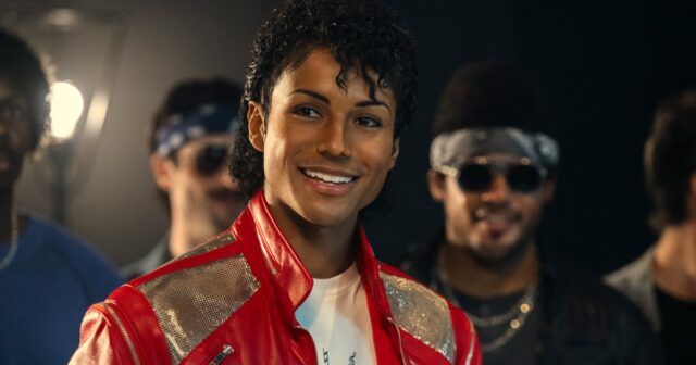 Michael Jackson se apresentando no palco durante a Jackson 5 Victory Tour e Jaafar Jackson em 