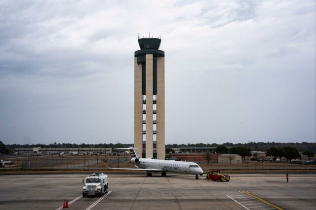 Um jato regional Canadair CRJ-900 no Aeroporto Internacional de Savannah/Hilton Head.