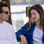 Imagem dividida de pessoa real ao lado dos atores que os interpretam na série: John F. Kennedy Jr e Carolyn Bessette / paul kelly anthony e sarah pidgeon