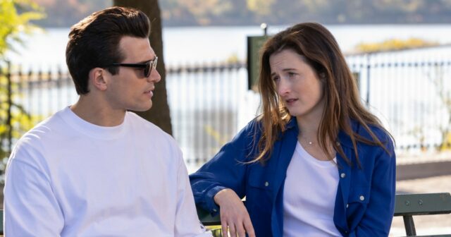 Imagem dividida de pessoa real ao lado dos atores que os interpretam na série: John F. Kennedy Jr e Carolyn Bessette / paul kelly anthony e sarah pidgeon