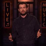 Jack Whitehall brinca que reservou o DJ demitido da BBC Scott Mills para seu casamento no monólogo 'SNL UK'