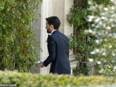 Jack Whitehall chega à mansão rural de Cotswolds enquanto se prepara para se casar com Roxy Horner em uma extravagância de £ 250.000 Jack Whitehall chegou à mansão rural de Cotswolds, onde se casará com Roxy Horner em uma extravagância de £ 250.000 hoje