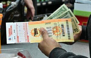 Jackpot de US$ 150 milhões da Mega Millions. Veja os números vencedores do sorteio de 24 de abril Os bilhetes de loteria da loteria Mega Millions são adquiridos em Hawthorne, Califórnia.