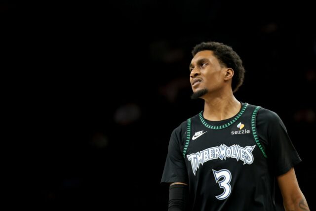 Jaden McDaniels atira em Nikola Jokic e Nuggets após a vitória do Wolves no jogo 2
