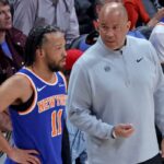 Jalen Brunson brigou com seu pai, Rick, que é assistente técnico do Knicks, durante a vitória por 114-98 no jogo 4 sobre o Hawks em 25 de abril de 2026 em Atlanta.