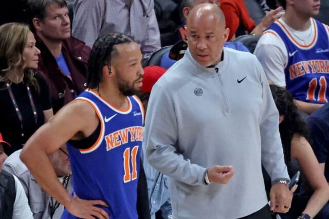 Jalen Brunson brigou com seu pai, Rick, que é assistente técnico do Knicks, durante a vitória por 114-98 no jogo 4 sobre o Hawks em 25 de abril de 2026 em Atlanta.