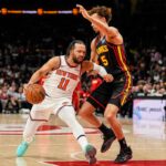 Jalen Brunson, do New York Knicks, tenta um chute enquanto Dyson Daniels, do Atlanta Hawks, defende.