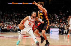 Jalen Brunson iniciando o teste de playoff da defesa defensiva do Hawks em uma batalha já de teste Jalen Brunson, do New York Knicks, tenta um chute enquanto Dyson Daniels, do Atlanta Hawks, defende.