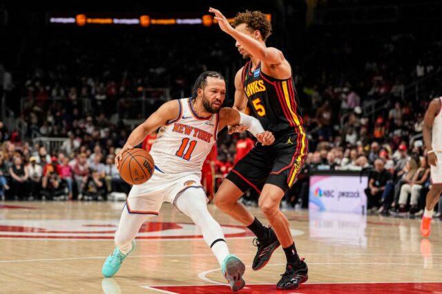 Jalen Brunson iniciando o teste de playoff da defesa defensiva Jalen Brunson, do New York Knicks, tenta um chute enquanto Dyson Daniels, do Atlanta Hawks, defende.