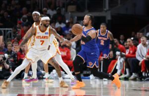 Jalen Brunson respondeu a uma pergunta colossal dos Knicks – e levantou outro grande problema O jogador do New York Knicks, Jalen Brunson, passa a bola enquanto é defendido por um jogador do Atlanta Hawks.