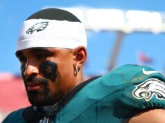Jalen dos Eagles é atingido com insulto final da ex-estrela dos Buccaneers Jalen dos Eagles é atingido com insulto final da ex-estrela dos Buccaneers