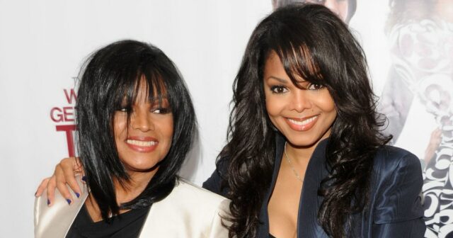 A família Jackson filma um programa de TV no Burbank Studios, na Califórnia, em 13 de novembro de 1976. Da esquerda para a direita, Randy, La Toya, Marlon, Janet, Michael, Jackie, Rebbie e Tito.