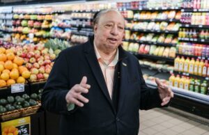 Jantar e passear com Gristedes e o proprietário da WABC Radio, John Catsimatidis Jantar e passear com Gristedes e o proprietário da WABC Radio, John Catsimatidis