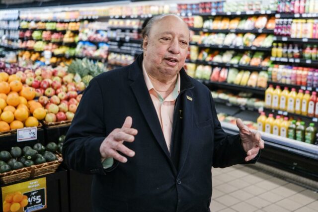 Jantar e passear com Gristedes e o proprietário da WABC Jantar e passear com Gristedes e o proprietário da WABC Radio, John Catsimatidis