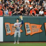 Jared Young #29 do New York Mets pega uma bola rebatida por Rafael Devers #16 do San Francisco Giants no final da terceira entrada no Oracle Park em 04 de abril de 2026 em San Francisco, Califórnia.