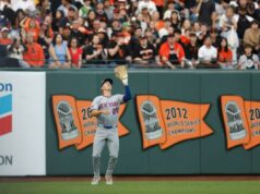 Jared Young faz seu impacto ser sentido na chance inicial do Mets no último minuto Jared Young #29 do New York Mets pega uma bola rebatida por Rafael Devers #16 do San Francisco Giants no final da terceira entrada no Oracle Park em 04 de abril de 2026 em San Francisco, Califórnia.