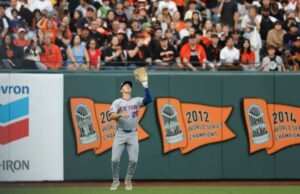 Jared Young faz seu impacto ser sentido na chance inicial do Mets no último minuto Jared Young #29 do New York Mets pega uma bola rebatida por Rafael Devers #16 do San Francisco Giants no final da terceira entrada no Oracle Park em 04 de abril de 2026 em San Francisco, Califórnia.